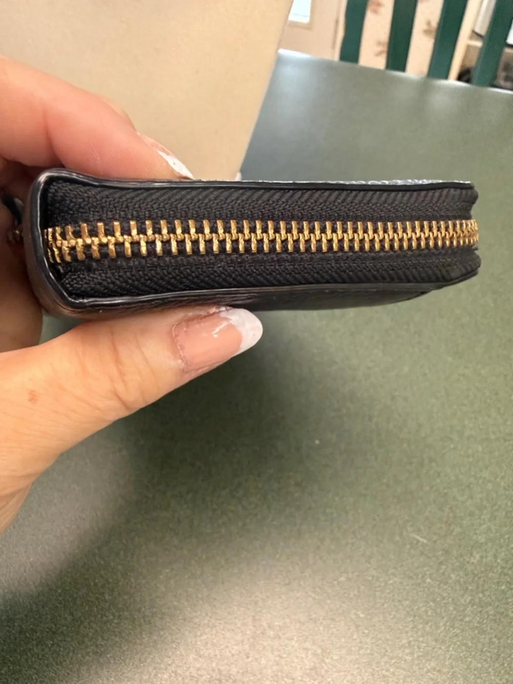 kate spade black pebbled leather zip-around wallet with gold plaque - Picture 4 of 7